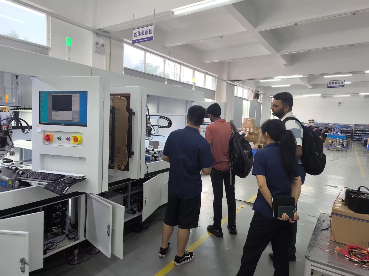 Xinhua Intelligent welcomed two distinguished Indian customers to the factory to see the pre-roll machines.