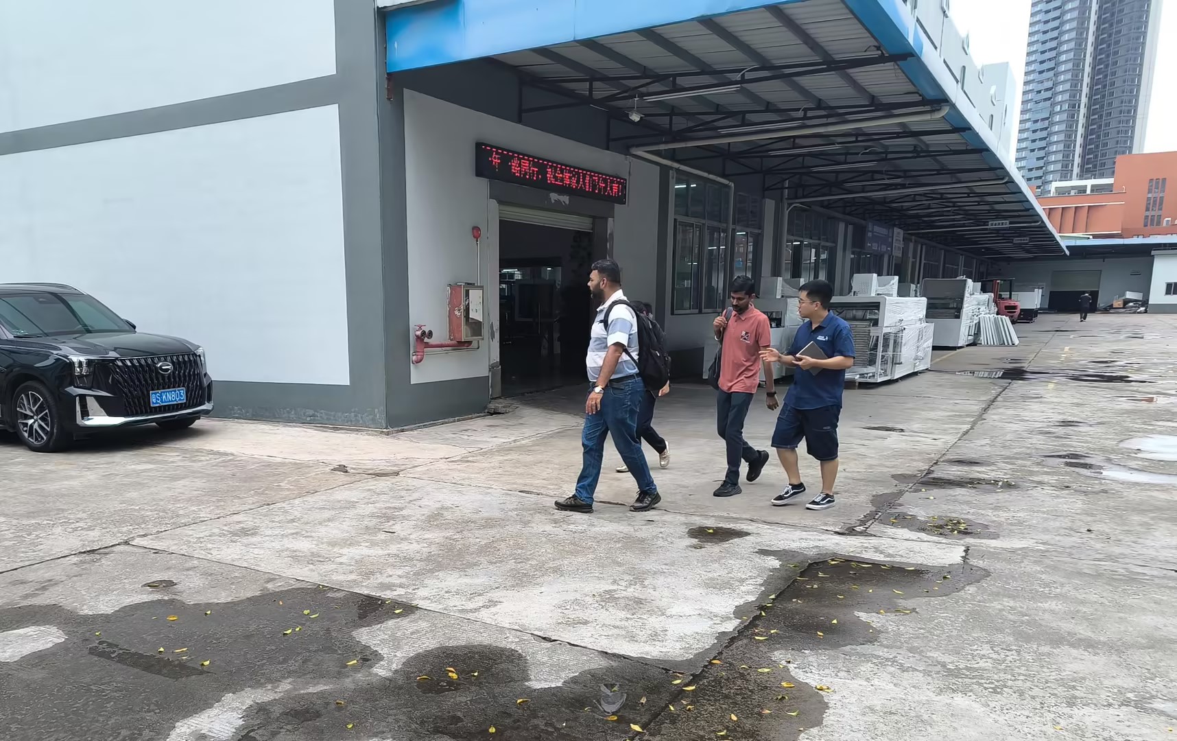 Xinhua Intelligent welcomed two distinguished Indian customers to the factory to see the pre-roll machines.